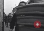 Immagine di I civili ritornano alle loro case Hinsbeck Germania, 1945, secondo 62 filmato di repertorio 65675075901