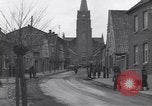 Standbild deutsche zivile Bewohner wieder in ihre Stadt Hinsbeck Deutschland, 1945, aus Sekunde 5 historischem Filmmaterial Videoclip 65675075902