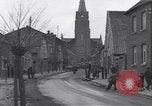 Standbild deutsche zivile Bewohner wieder in ihre Stadt Hinsbeck Deutschland, 1945, aus Sekunde 6 historischem Filmmaterial Videoclip 65675075902