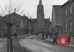 Standbild deutsche zivile Bewohner wieder in ihre Stadt Hinsbeck Deutschland, 1945, aus Sekunde 7 historischem Filmmaterial Videoclip 65675075902