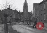 Standbild deutsche zivile Bewohner wieder in ihre Stadt Hinsbeck Deutschland, 1945, aus Sekunde 8 historischem Filmmaterial Videoclip 65675075902