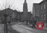 Standbild deutsche zivile Bewohner wieder in ihre Stadt Hinsbeck Deutschland, 1945, aus Sekunde 9 historischem Filmmaterial Videoclip 65675075902