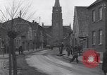 Standbild deutsche zivile Bewohner wieder in ihre Stadt Hinsbeck Deutschland, 1945, aus Sekunde 10 historischem Filmmaterial Videoclip 65675075902