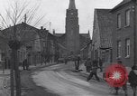 Standbild deutsche zivile Bewohner wieder in ihre Stadt Hinsbeck Deutschland, 1945, aus Sekunde 11 historischem Filmmaterial Videoclip 65675075902