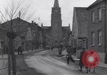 Standbild deutsche zivile Bewohner wieder in ihre Stadt Hinsbeck Deutschland, 1945, aus Sekunde 12 historischem Filmmaterial Videoclip 65675075902
