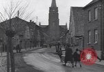 Standbild deutsche zivile Bewohner wieder in ihre Stadt Hinsbeck Deutschland, 1945, aus Sekunde 13 historischem Filmmaterial Videoclip 65675075902