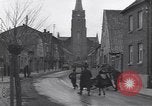 Standbild deutsche zivile Bewohner wieder in ihre Stadt Hinsbeck Deutschland, 1945, aus Sekunde 14 historischem Filmmaterial Videoclip 65675075902