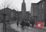 Standbild deutsche zivile Bewohner wieder in ihre Stadt Hinsbeck Deutschland, 1945, aus Sekunde 15 historischem Filmmaterial Videoclip 65675075902