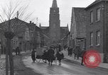 Standbild deutsche zivile Bewohner wieder in ihre Stadt Hinsbeck Deutschland, 1945, aus Sekunde 16 historischem Filmmaterial Videoclip 65675075902