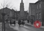 Standbild deutsche zivile Bewohner wieder in ihre Stadt Hinsbeck Deutschland, 1945, aus Sekunde 17 historischem Filmmaterial Videoclip 65675075902