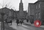Standbild deutsche zivile Bewohner wieder in ihre Stadt Hinsbeck Deutschland, 1945, aus Sekunde 18 historischem Filmmaterial Videoclip 65675075902