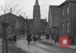 Standbild deutsche zivile Bewohner wieder in ihre Stadt Hinsbeck Deutschland, 1945, aus Sekunde 19 historischem Filmmaterial Videoclip 65675075902