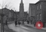 Standbild deutsche zivile Bewohner wieder in ihre Stadt Hinsbeck Deutschland, 1945, aus Sekunde 20 historischem Filmmaterial Videoclip 65675075902