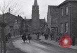 Standbild deutsche zivile Bewohner wieder in ihre Stadt Hinsbeck Deutschland, 1945, aus Sekunde 21 historischem Filmmaterial Videoclip 65675075902