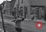 Standbild deutsche zivile Bewohner wieder in ihre Stadt Hinsbeck Deutschland, 1945, aus Sekunde 22 historischem Filmmaterial Videoclip 65675075902
