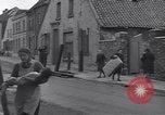 Standbild deutsche zivile Bewohner wieder in ihre Stadt Hinsbeck Deutschland, 1945, aus Sekunde 23 historischem Filmmaterial Videoclip 65675075902