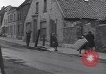 Standbild deutsche zivile Bewohner wieder in ihre Stadt Hinsbeck Deutschland, 1945, aus Sekunde 24 historischem Filmmaterial Videoclip 65675075902