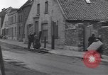Standbild deutsche zivile Bewohner wieder in ihre Stadt Hinsbeck Deutschland, 1945, aus Sekunde 25 historischem Filmmaterial Videoclip 65675075902