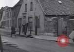 Standbild deutsche zivile Bewohner wieder in ihre Stadt Hinsbeck Deutschland, 1945, aus Sekunde 26 historischem Filmmaterial Videoclip 65675075902