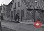 Standbild deutsche zivile Bewohner wieder in ihre Stadt Hinsbeck Deutschland, 1945, aus Sekunde 27 historischem Filmmaterial Videoclip 65675075902