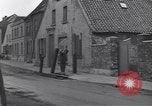 Standbild deutsche zivile Bewohner wieder in ihre Stadt Hinsbeck Deutschland, 1945, aus Sekunde 28 historischem Filmmaterial Videoclip 65675075902