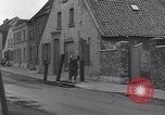 Standbild deutsche zivile Bewohner wieder in ihre Stadt Hinsbeck Deutschland, 1945, aus Sekunde 29 historischem Filmmaterial Videoclip 65675075902