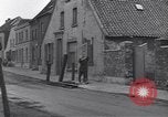 Standbild deutsche zivile Bewohner wieder in ihre Stadt Hinsbeck Deutschland, 1945, aus Sekunde 30 historischem Filmmaterial Videoclip 65675075902