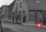 Standbild deutsche zivile Bewohner wieder in ihre Stadt Hinsbeck Deutschland, 1945, aus Sekunde 31 historischem Filmmaterial Videoclip 65675075902