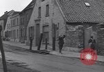 Standbild deutsche zivile Bewohner wieder in ihre Stadt Hinsbeck Deutschland, 1945, aus Sekunde 32 historischem Filmmaterial Videoclip 65675075902