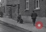 Standbild deutsche zivile Bewohner wieder in ihre Stadt Hinsbeck Deutschland, 1945, aus Sekunde 33 historischem Filmmaterial Videoclip 65675075902
