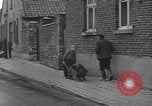 Standbild deutsche zivile Bewohner wieder in ihre Stadt Hinsbeck Deutschland, 1945, aus Sekunde 34 historischem Filmmaterial Videoclip 65675075902