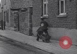 Standbild deutsche zivile Bewohner wieder in ihre Stadt Hinsbeck Deutschland, 1945, aus Sekunde 35 historischem Filmmaterial Videoclip 65675075902