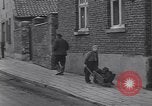 Standbild deutsche zivile Bewohner wieder in ihre Stadt Hinsbeck Deutschland, 1945, aus Sekunde 36 historischem Filmmaterial Videoclip 65675075902