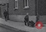 Standbild deutsche zivile Bewohner wieder in ihre Stadt Hinsbeck Deutschland, 1945, aus Sekunde 37 historischem Filmmaterial Videoclip 65675075902