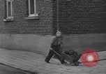 Standbild deutsche zivile Bewohner wieder in ihre Stadt Hinsbeck Deutschland, 1945, aus Sekunde 38 historischem Filmmaterial Videoclip 65675075902