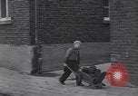 Standbild deutsche zivile Bewohner wieder in ihre Stadt Hinsbeck Deutschland, 1945, aus Sekunde 39 historischem Filmmaterial Videoclip 65675075902
