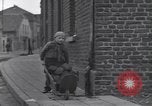 Standbild deutsche zivile Bewohner wieder in ihre Stadt Hinsbeck Deutschland, 1945, aus Sekunde 40 historischem Filmmaterial Videoclip 65675075902