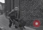 Standbild deutsche zivile Bewohner wieder in ihre Stadt Hinsbeck Deutschland, 1945, aus Sekunde 41 historischem Filmmaterial Videoclip 65675075902