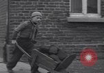 Standbild deutsche zivile Bewohner wieder in ihre Stadt Hinsbeck Deutschland, 1945, aus Sekunde 42 historischem Filmmaterial Videoclip 65675075902