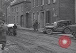 Standbild deutsche zivile Bewohner wieder in ihre Stadt Hinsbeck Deutschland, 1945, aus Sekunde 45 historischem Filmmaterial Videoclip 65675075902