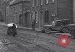 Standbild deutsche zivile Bewohner wieder in ihre Stadt Hinsbeck Deutschland, 1945, aus Sekunde 46 historischem Filmmaterial Videoclip 65675075902