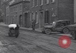 Standbild deutsche zivile Bewohner wieder in ihre Stadt Hinsbeck Deutschland, 1945, aus Sekunde 47 historischem Filmmaterial Videoclip 65675075902