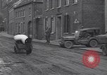 Standbild deutsche zivile Bewohner wieder in ihre Stadt Hinsbeck Deutschland, 1945, aus Sekunde 48 historischem Filmmaterial Videoclip 65675075902