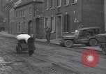 Standbild deutsche zivile Bewohner wieder in ihre Stadt Hinsbeck Deutschland, 1945, aus Sekunde 49 historischem Filmmaterial Videoclip 65675075902