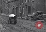Standbild deutsche zivile Bewohner wieder in ihre Stadt Hinsbeck Deutschland, 1945, aus Sekunde 50 historischem Filmmaterial Videoclip 65675075902