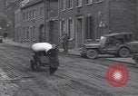 Standbild deutsche zivile Bewohner wieder in ihre Stadt Hinsbeck Deutschland, 1945, aus Sekunde 51 historischem Filmmaterial Videoclip 65675075902