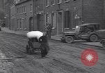 Standbild deutsche zivile Bewohner wieder in ihre Stadt Hinsbeck Deutschland, 1945, aus Sekunde 52 historischem Filmmaterial Videoclip 65675075902