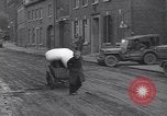 Standbild deutsche zivile Bewohner wieder in ihre Stadt Hinsbeck Deutschland, 1945, aus Sekunde 53 historischem Filmmaterial Videoclip 65675075902
