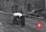 Standbild deutsche zivile Bewohner wieder in ihre Stadt Hinsbeck Deutschland, 1945, aus Sekunde 54 historischem Filmmaterial Videoclip 65675075902