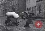 Standbild deutsche zivile Bewohner wieder in ihre Stadt Hinsbeck Deutschland, 1945, aus Sekunde 55 historischem Filmmaterial Videoclip 65675075902